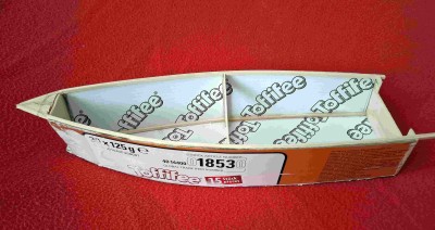 DIY kartónová RC plachetnice Footy Papaya 3.jpg