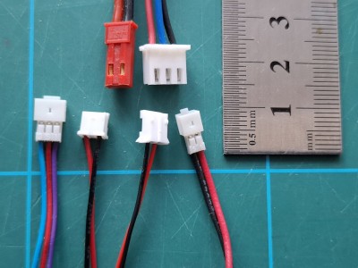 mikro konektory a vodiče pro mini RC napájení a elektroniku.jpg