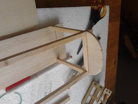 prepazka č.1 je pryč protože motor musí být o 6cm vpředu. preklizkove bocnice protahnu a na ne nalepim motorovou prepazku.