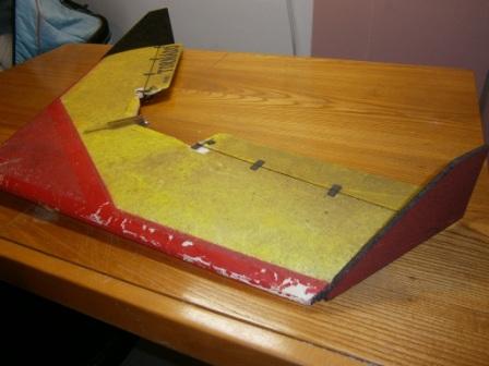 A takhle vypadalo staré křídlo, mimochodem můj druhý RC model. Nechal jsem ho za odvoz, neměl jsem sílu nějak jinak ho zlikvidoval....